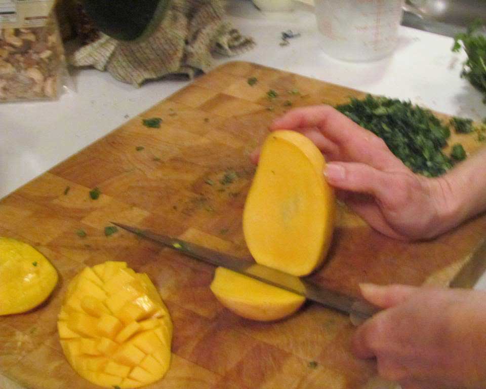 Cómo rebanar un mango, paso dos