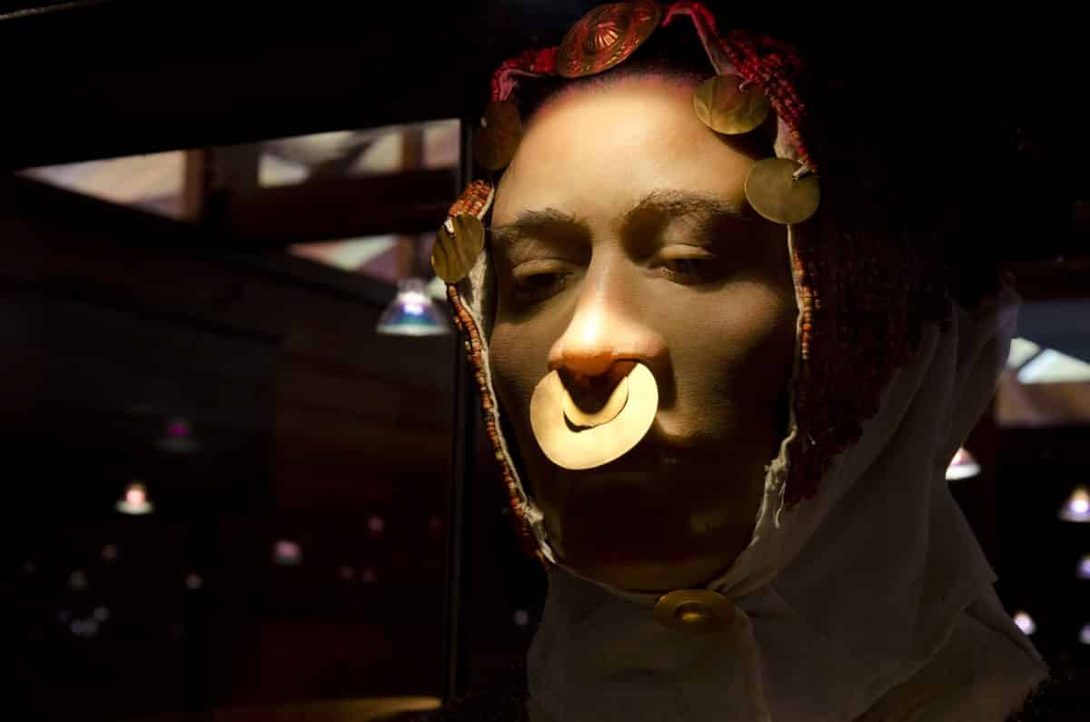 Una reconstrucción que muestra el uso de un anillo nasal, Museo de Arqueología de La Florida, Quito, Ecuador | ©Ángela Drake