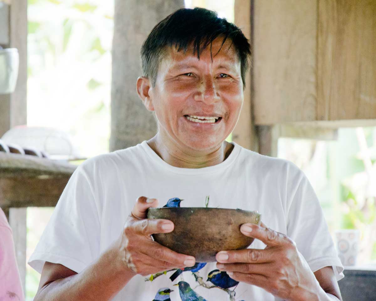 Nuestro guía José bebiendo Chicha de Yuca