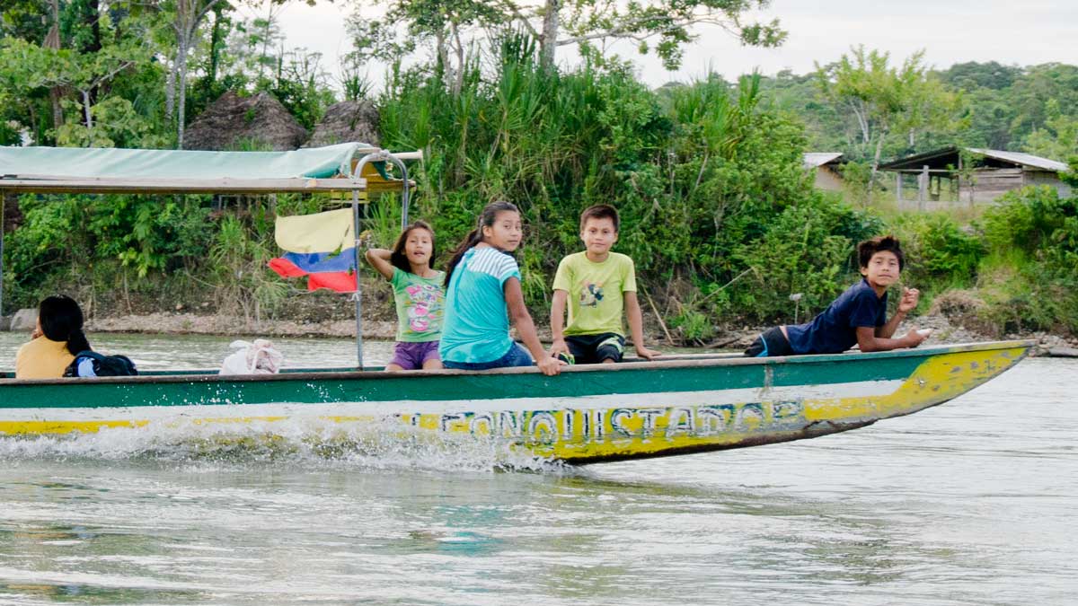 El viaje por el río es el principal modo de transporte del río Napo | © Angela Drake