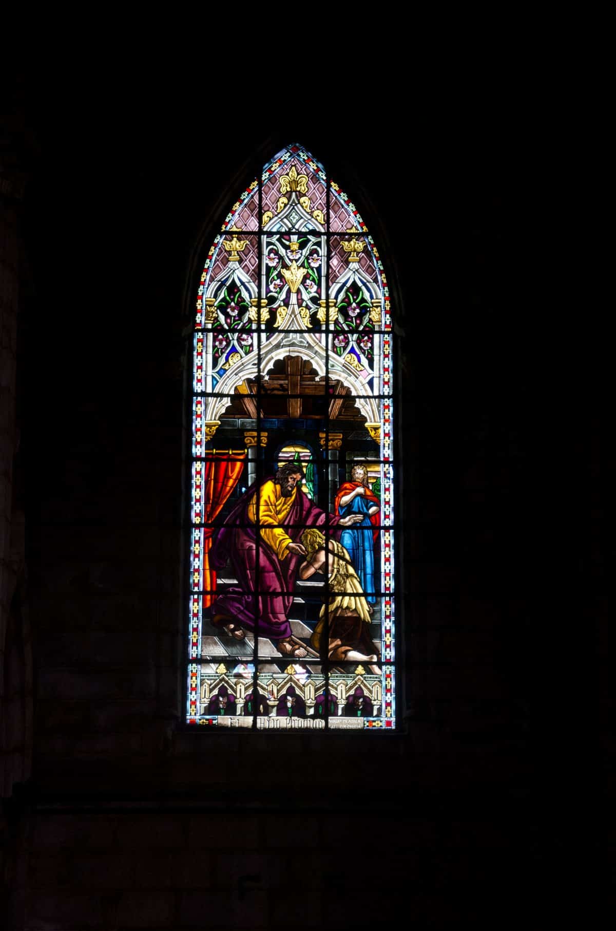 The stained glass windows are all very ornate | ©Angela Drake