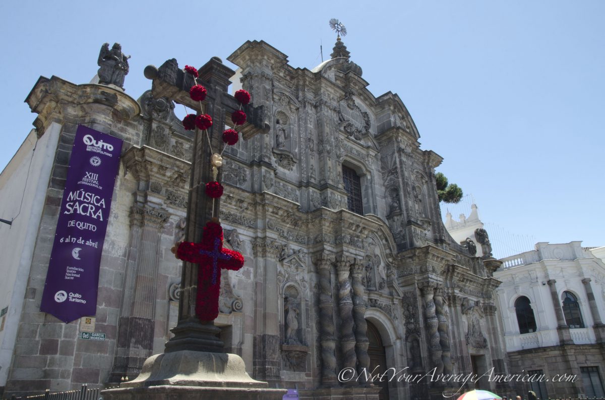 Un rosario rosado en la cruz de piedra en la Compañía de Jesús, Semana Santa y Pascua en Quito | ©Ángela Drake
