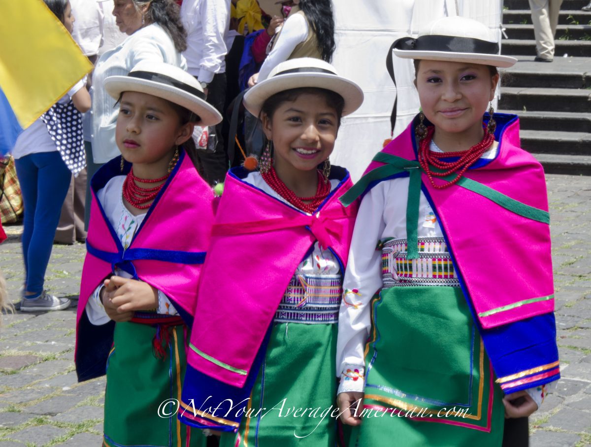 Las escolares vestidas con trajes tradicionales para la procesión del Domingo de Ramos | ©Ángela Drake