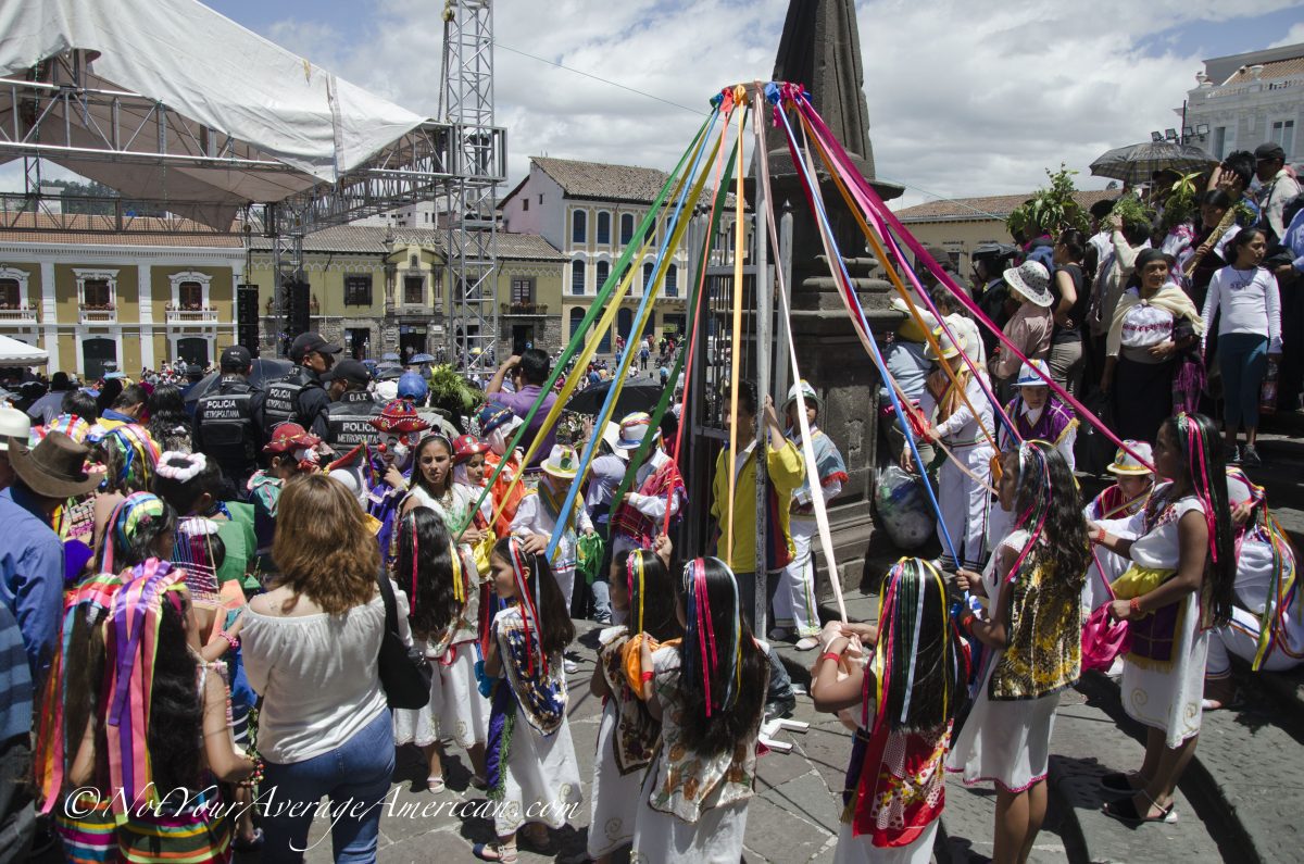 Niños preparándose para subir al escenario y bailar con cintas; Quito, Ecuador | ©Ángela Drake