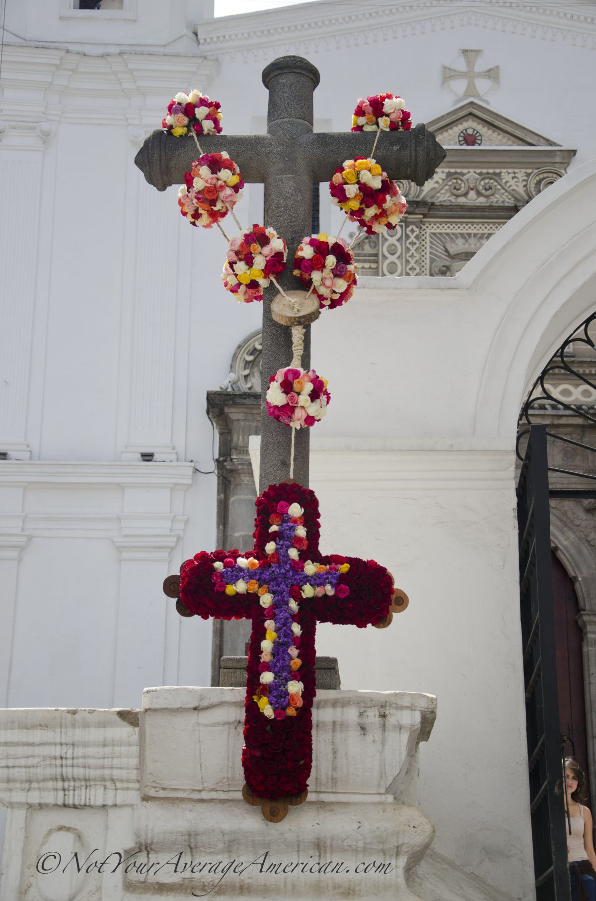 La cruz cubierta de rosa a la luz de la tarde frente al Convento del Carmen Alto | ©Ángela Drake
