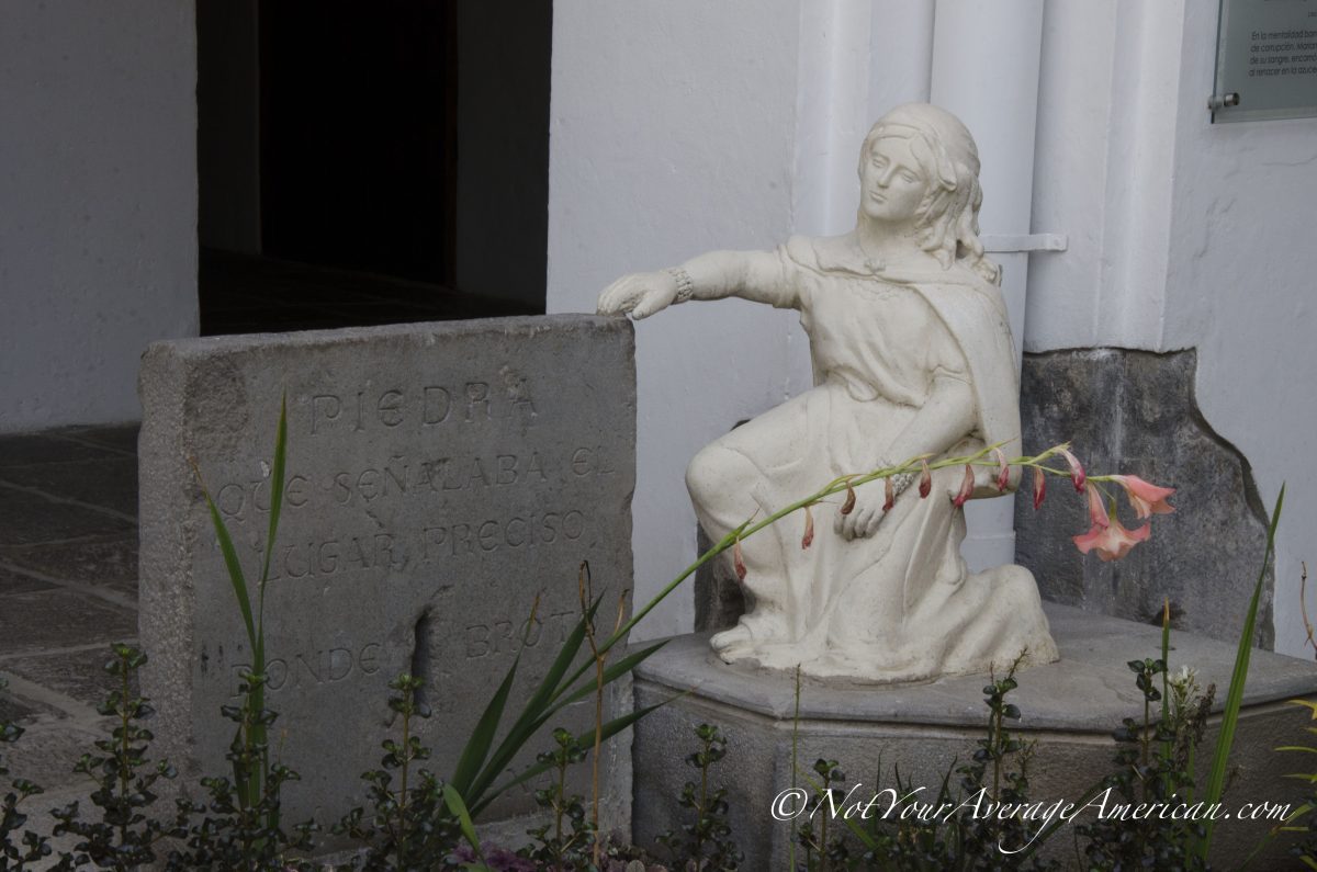 Una pequeña estatua en el patio interior; Museo de Carmen Alto, Quito, Ecuador | ©Ángela Drake