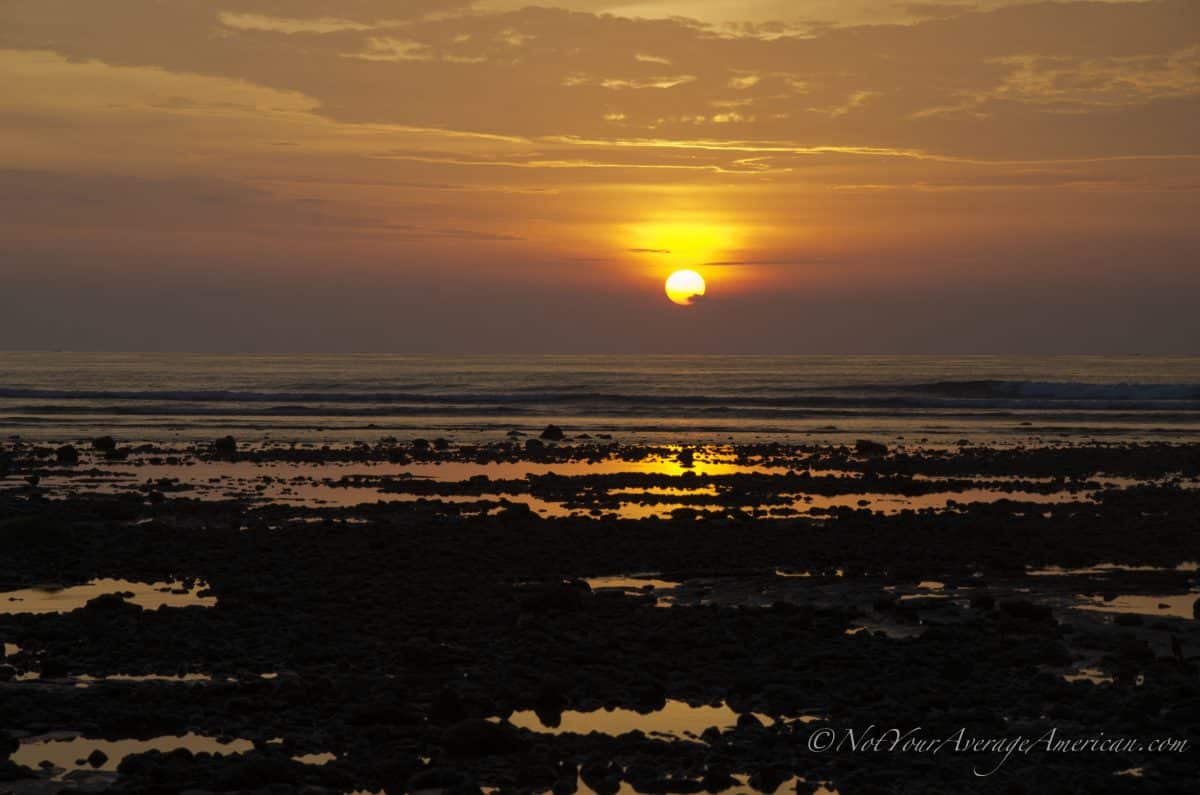 Puesta de sol frente a la playa rocosa frente a Chirije, Manabí, Ecuador | ©Ángela Drake