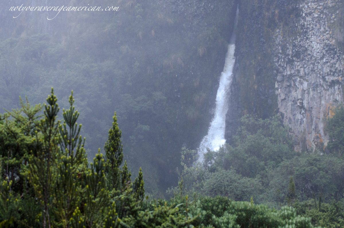 Una cascada brota de las altas montañas en el Parque Nacional Cayambe Coca, un gran lugar para la observación de aves en Papallacta