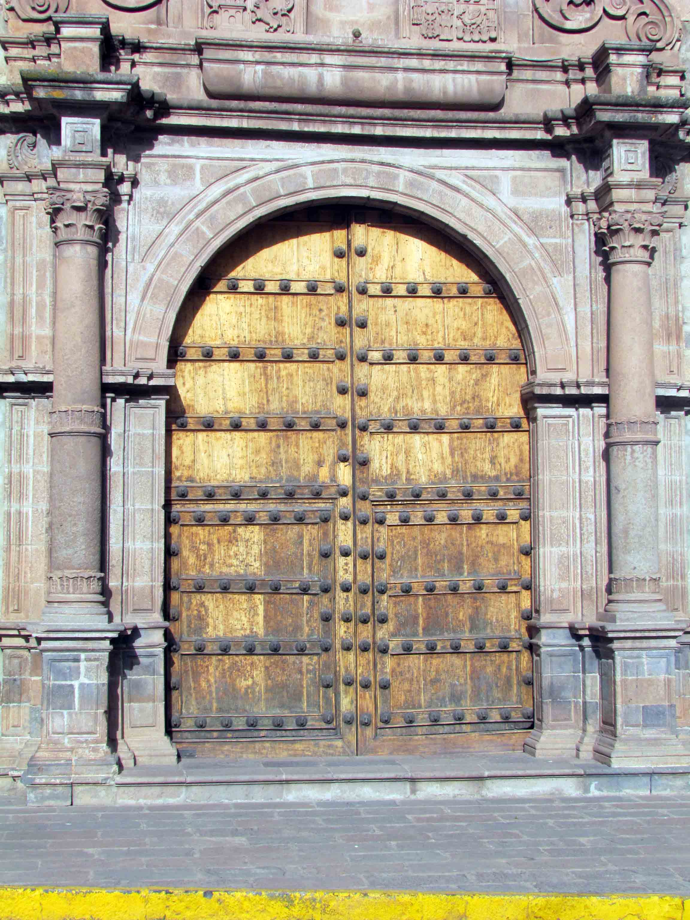 Puertas de madera de un edificio colonial español en Cusco, Perú | ©Ángela Drake