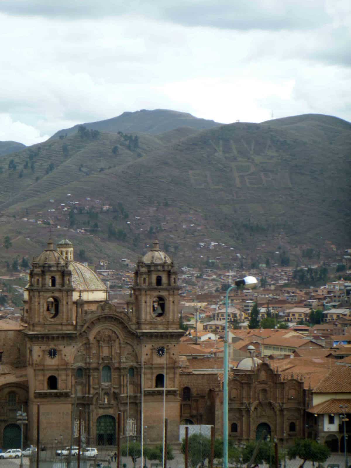 Iglesia de la Compañía con la ladera de Viva El Perú; Cusco, Perú | ©Ángela Drake