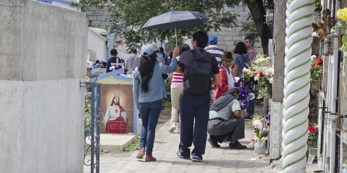 Paseando por el cementerio, Día de los Difuntos, Calderón | ©Angela Drake