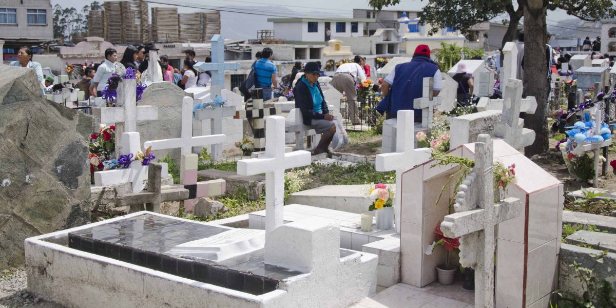 Contemplación en el cementerio, Calderón, Quito, Ecuador | ©Angela Drake