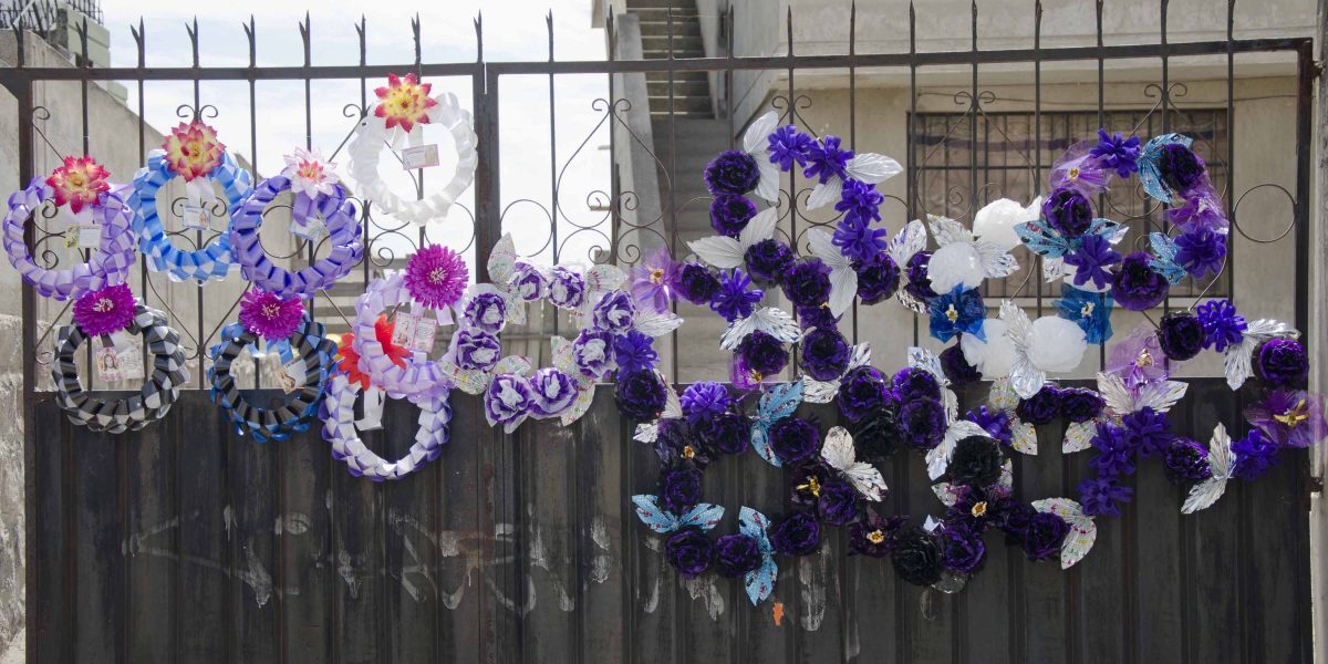 Las coronas de flores de plástico duran más que los ramos, Calderón, Quito, Ecuador | ©Angela Drake