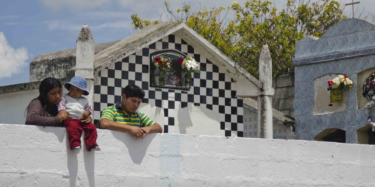 Observando la multitud que espera para entrar en el cementerio, Calderón, Quito, Ecuador | ©Angela Drake