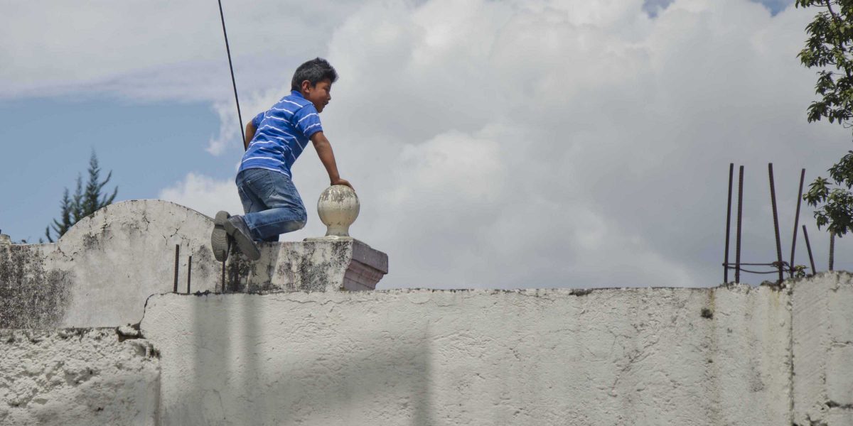 Jugando en el cementerio, Calderón, Quito, Ecuador | ©Angela Drake