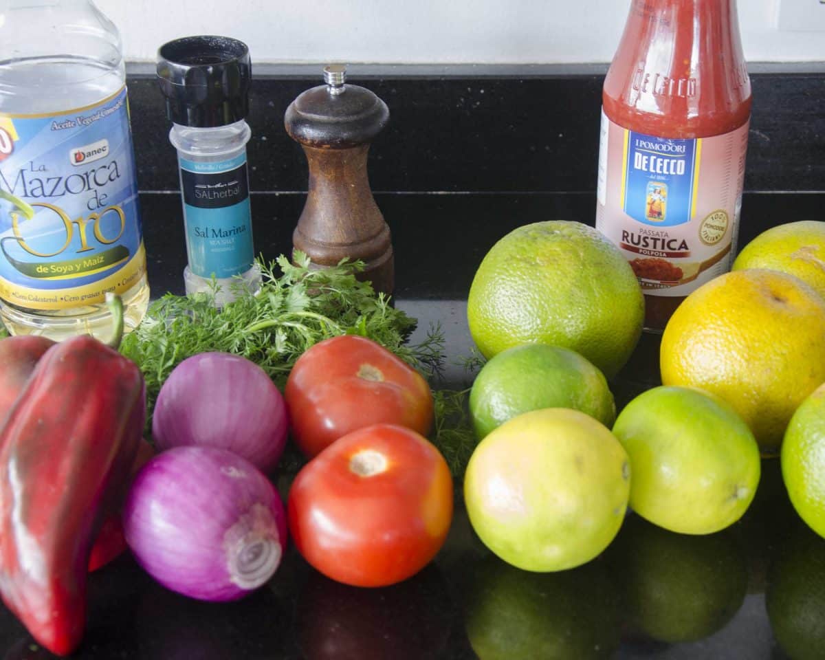 Pimientos, cebollas, tomates, naranjas y limones