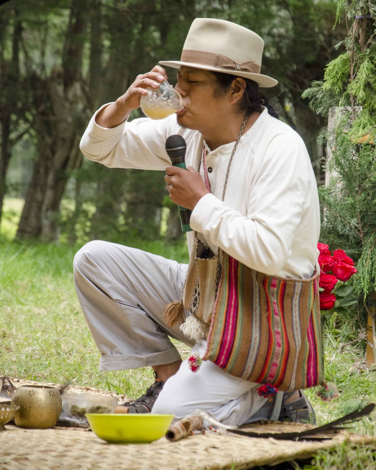 Chamán bebiendo Chicha de Jora, festival Saraguro Kapak Raymi cerca de Quito.