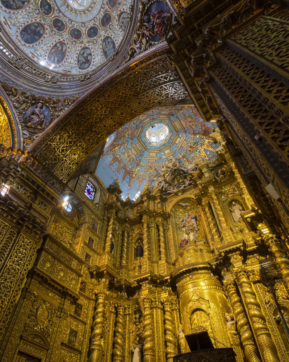 Vista mirando hacia la cúpula frente al altar de oro