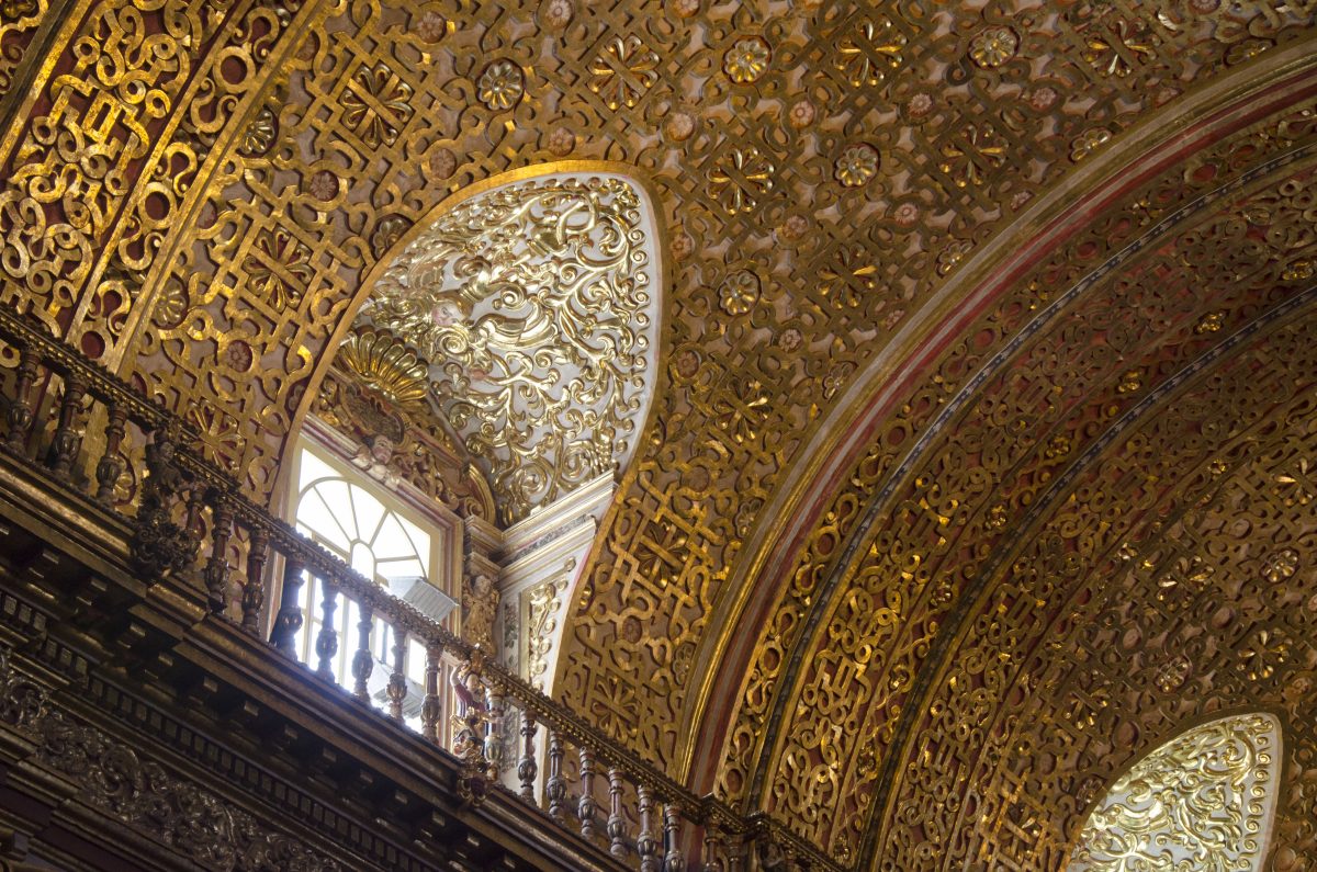 Una pequeña ventana en los tramos más altos de la iglesia permite que la luz se refleje en el techo de pan de oro.