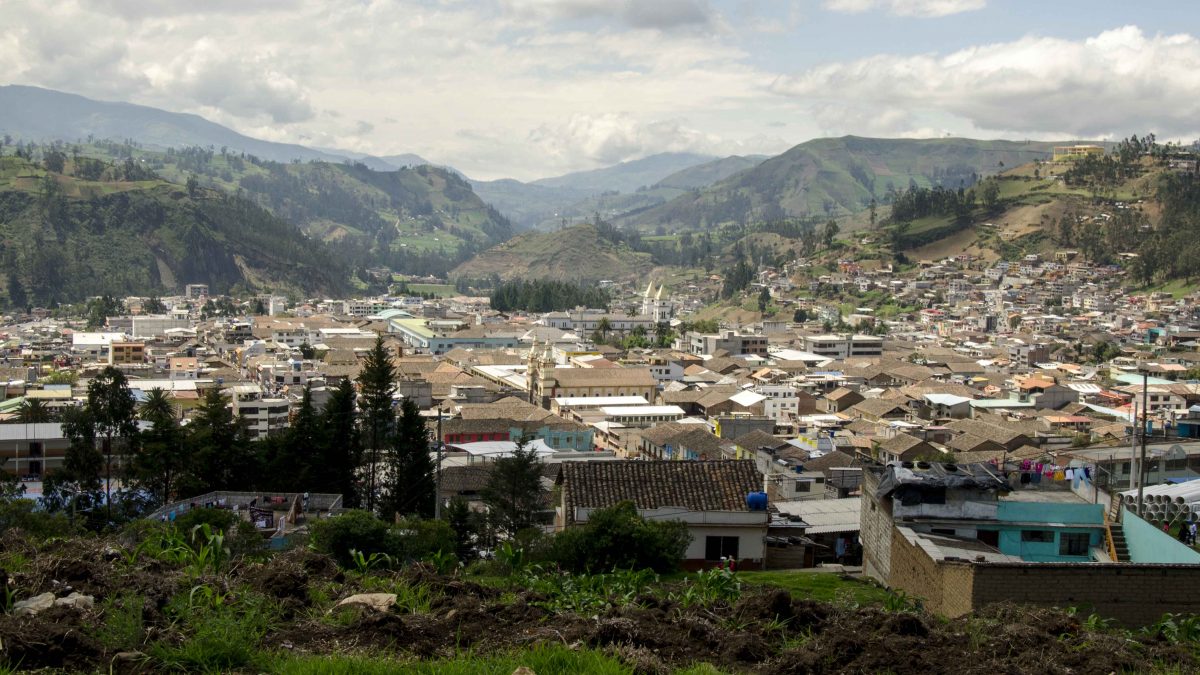 El pueblo de Guaranda con las estribaciones andinas al fondo