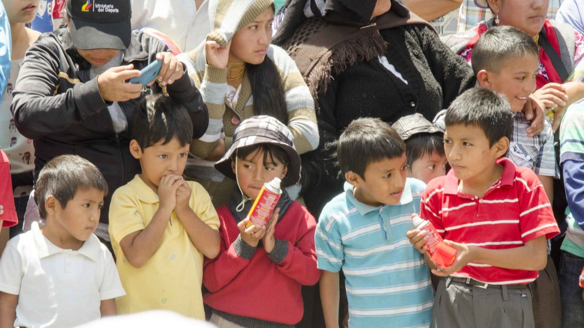 Niños pequeños con latas de espuma de fiesta, Carnaval en Guaranda, Ecuador