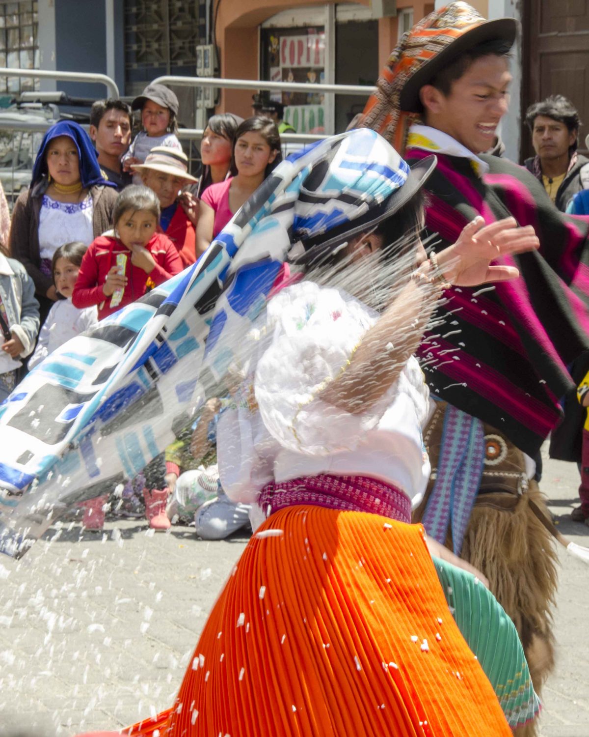 Mujer huye de spray de espuma, Carnaval en Guaranda