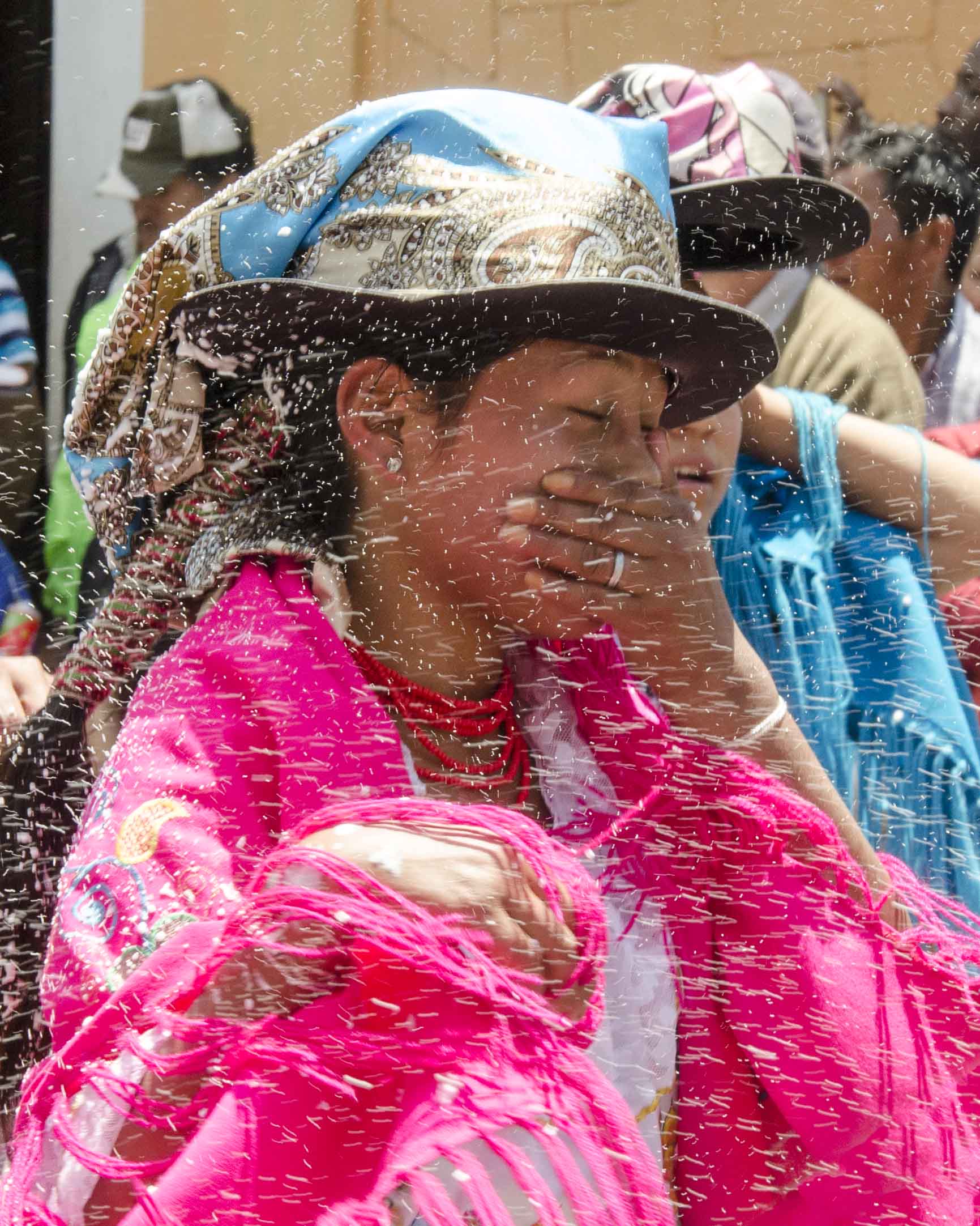 Escapar de la espuma de la fiesta durante un desfile de Carnaval | ©Angela Drake