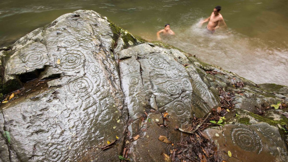 Una roca llena de petroglifos, Río Chirapi, Pacto, Ecuador
