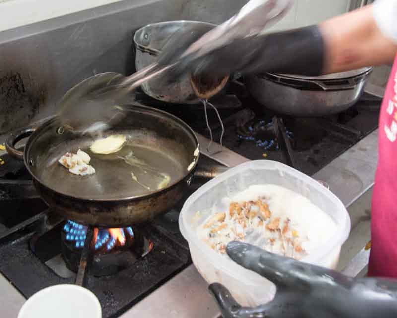 Añadir manteca de cerdo a una sartén caliente, receta de tigrillo