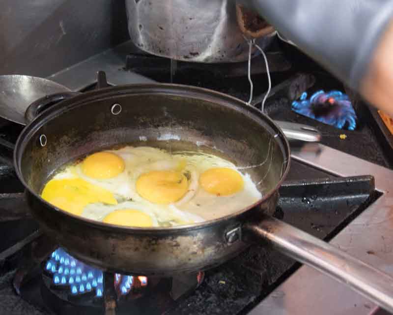 Agregue dos huevos por persona; receta de tigrillo