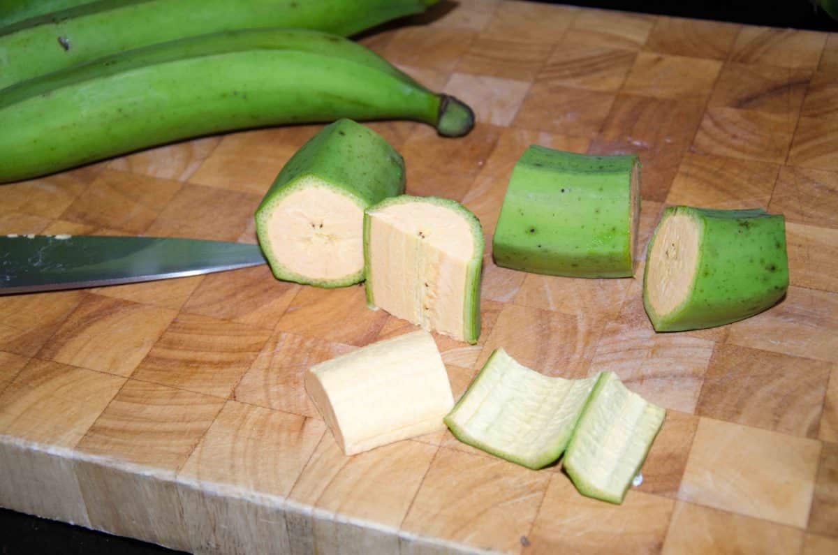 Cortar y pelar el plátano, receta del Bolón de Verde