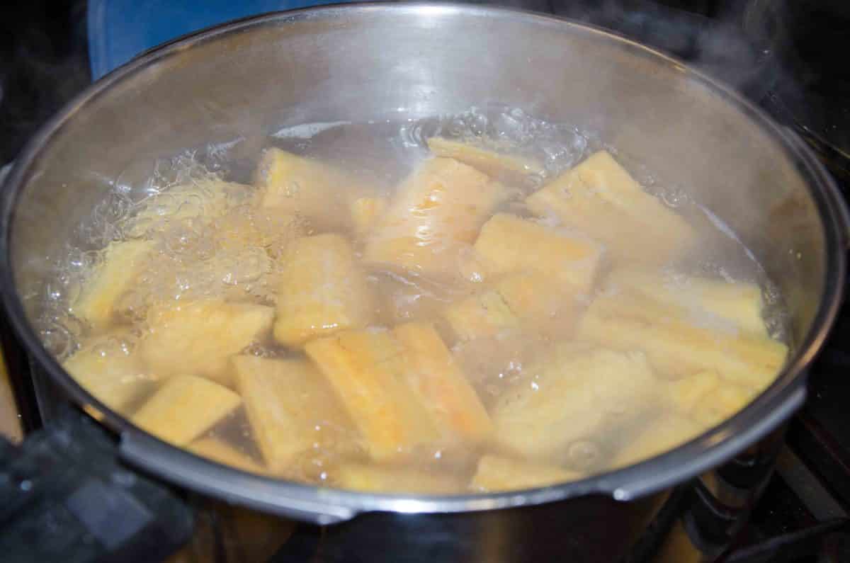 Cook plantains; recipe for Bolón de Verde