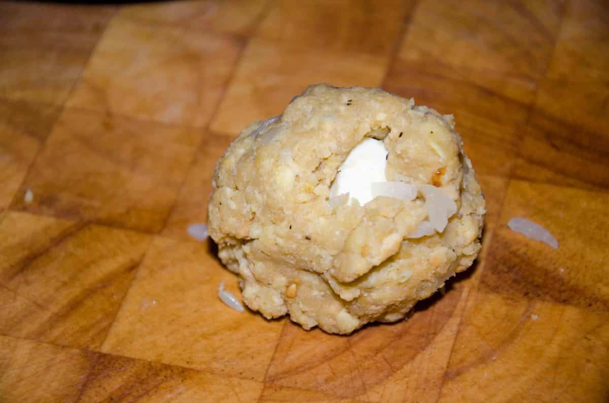 Forma bolas con la mezcla; receta del Bolón de Verde