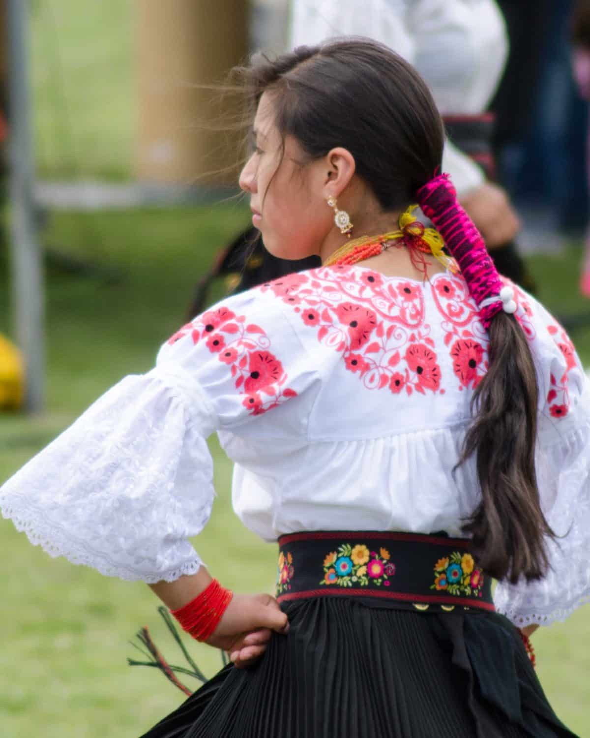 Bailarina en Mushak Nina Celebration, Cochasquí, Ecuador | ©Angela Drake