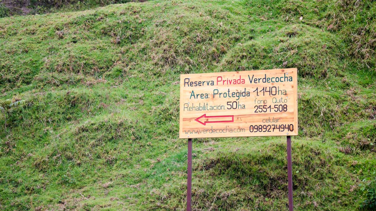 Señal a la Reserva Verdecocha a lo largo de la Ruta del Colobrí, Ecuador | ©Ángela Drake