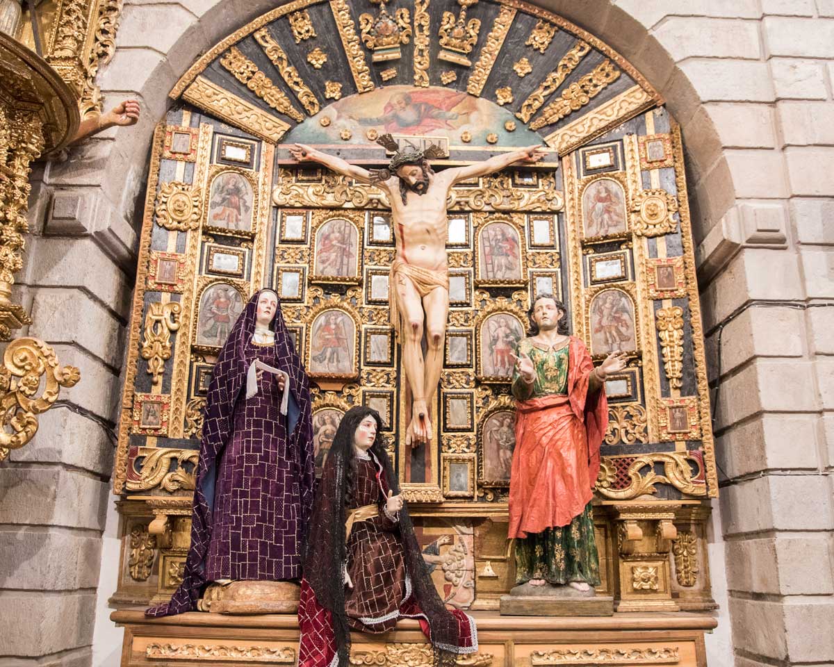 Altar lateral al estilo de la Escuela Cuzqueña, Convento de San Diego, Quito | ©Angela Drake