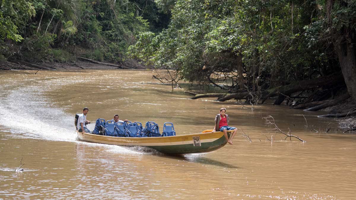 Canoa que llega desde la cercana comunidad de Siona para recoger a los turistas; Dracaena Lodge, Cuyabeno, Ecuador | ©Ángela Drake