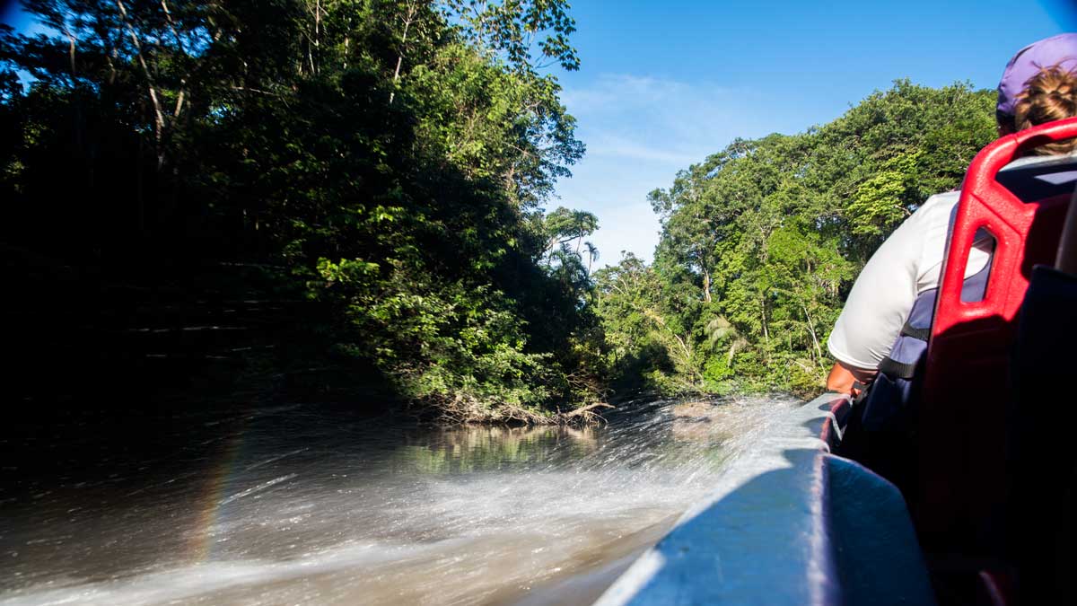 Turismo en barco; Alto Cuyabeno, Ecuador | ©Ángela Drake