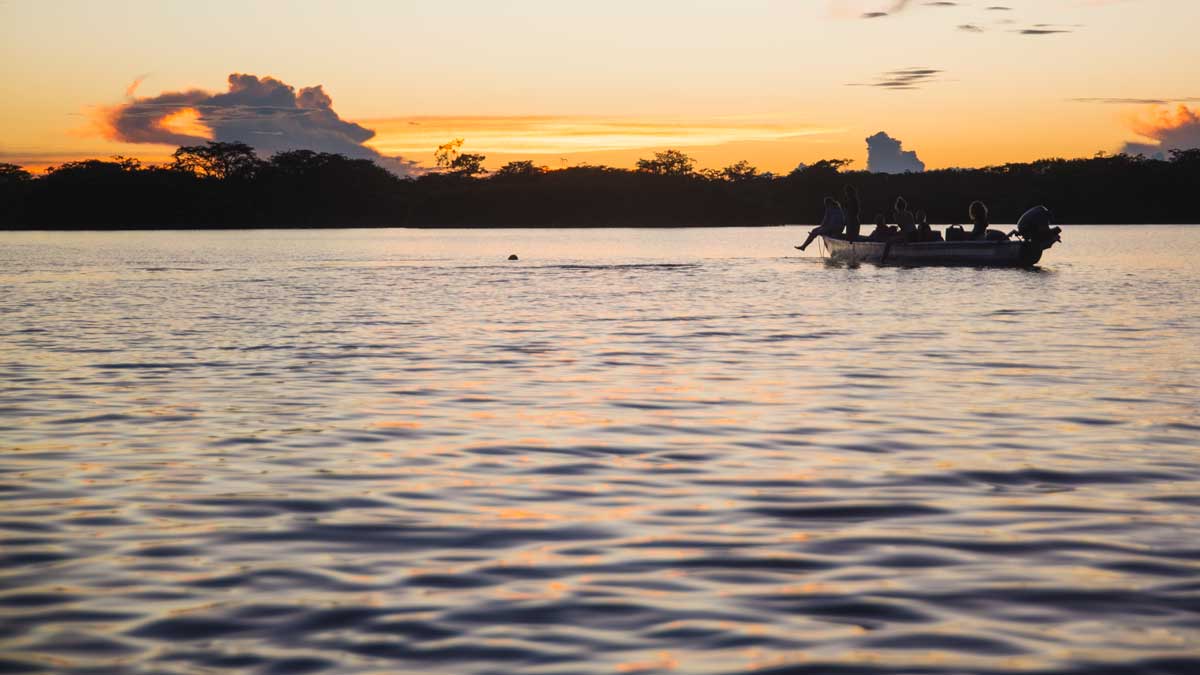 Puesta de sol en Laguna Grande, Cuyabeno, Ecuador | ©Ángela Drake