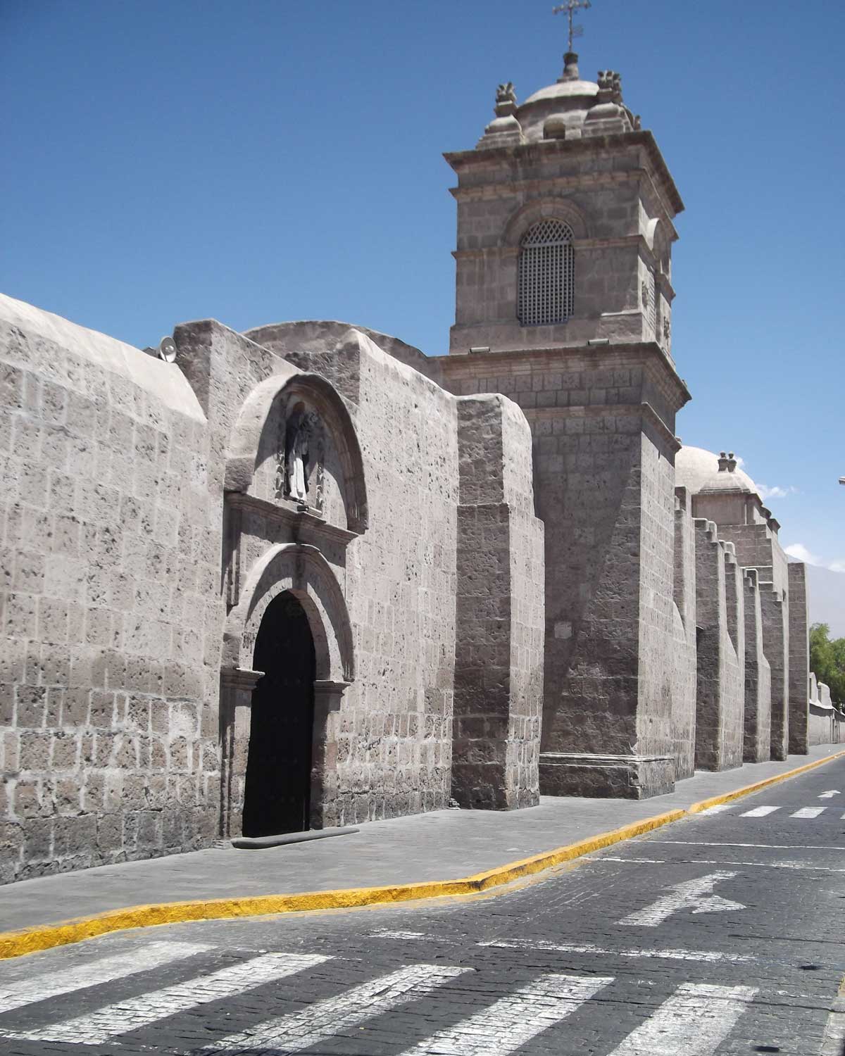 Muro que rodea el Monasterio de Santa Catalina, Arequipa, Perú | ©Eleanor Hughes