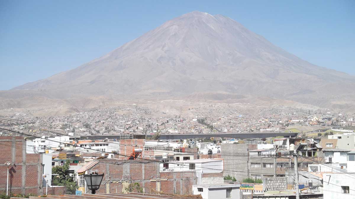 Volcán Misti desde el Mirador de Yanahuara, Arequipa, Perú | ©Eleanor Hughes