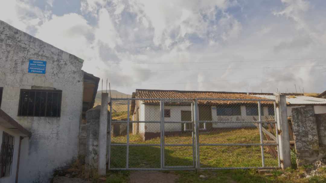 Hacienda Santa Teresita en el Camino al Cerro Puntas, Checa, Ecuador | ©Ángela Drake