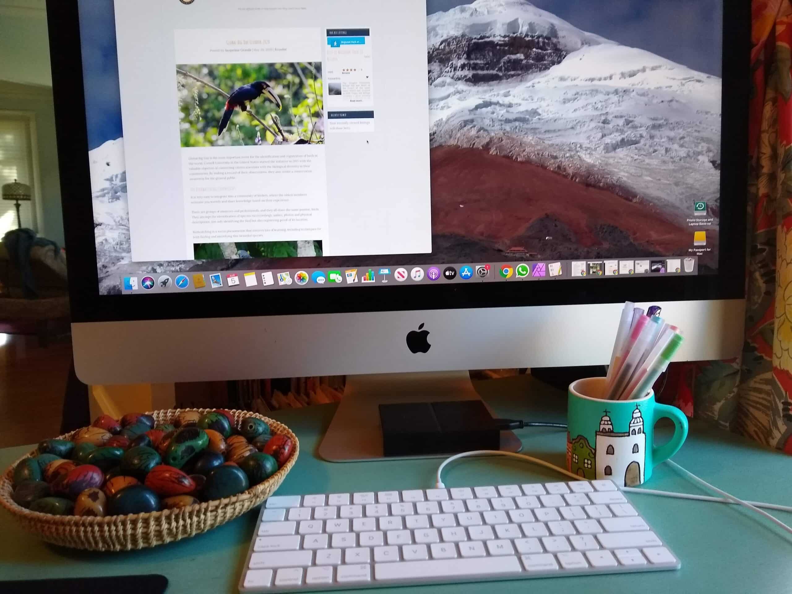 computadora que muestra el volcán Cotopaxi y una publicación de blog abierta de Not Your Average American