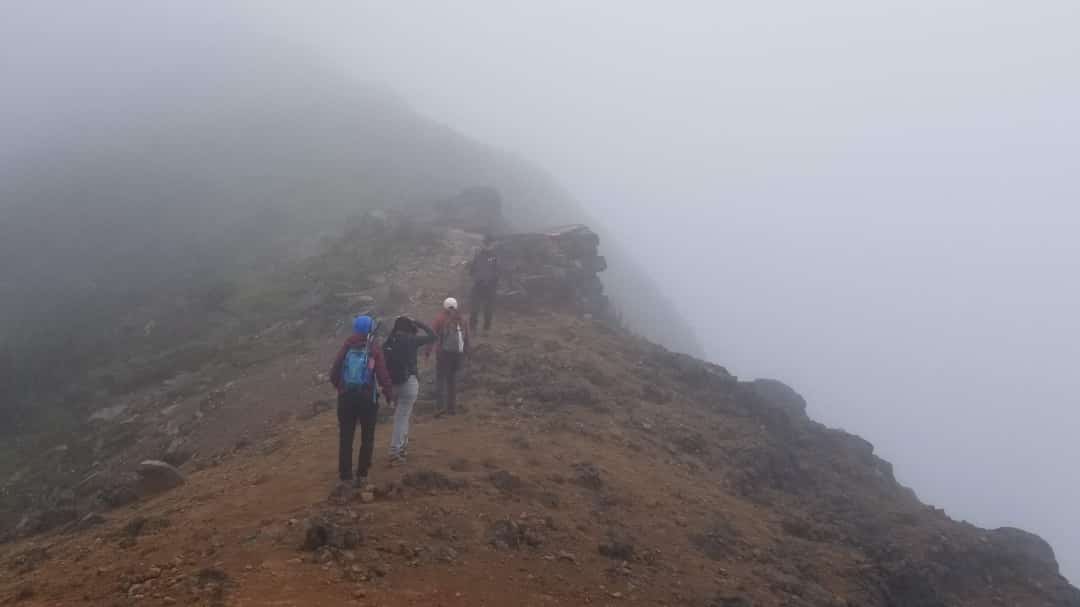 Uno excursionistas llegando a la cumbre de Pichincha 