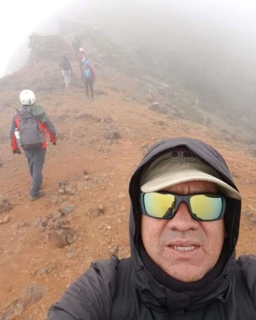 Un selfie de autor con el camino y otros excursionistas al fondo en camino nublado