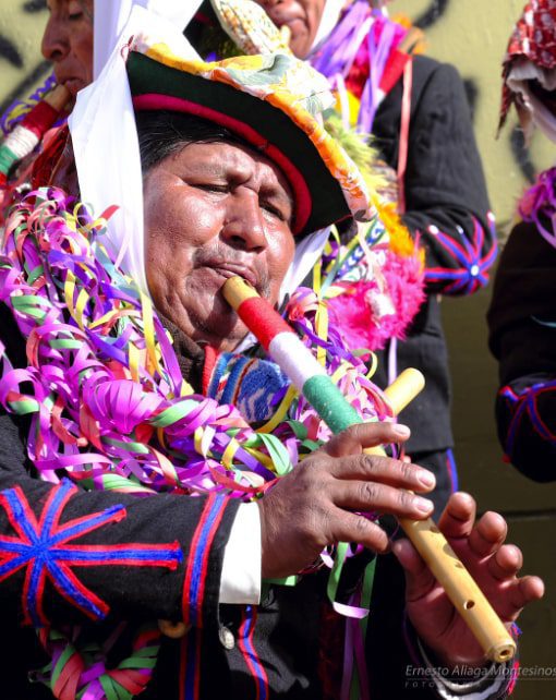 Aquí tocando el pinkillo, instrumento ancestral andino