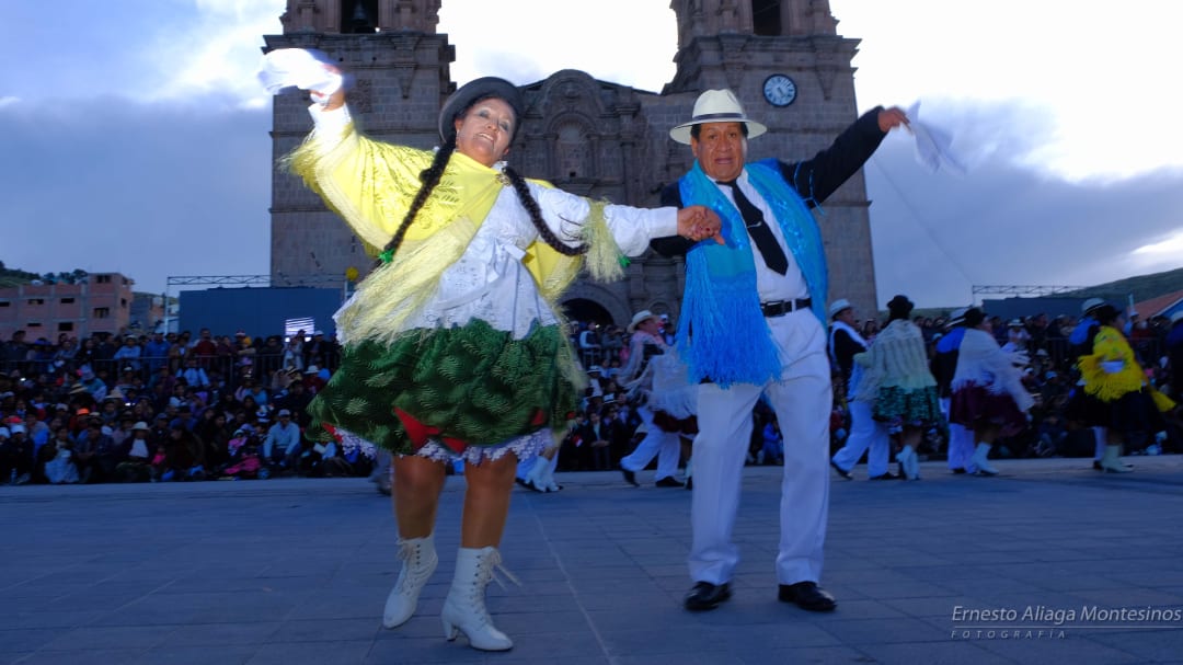 Couple dancing in front of the Cathedral of Puno
