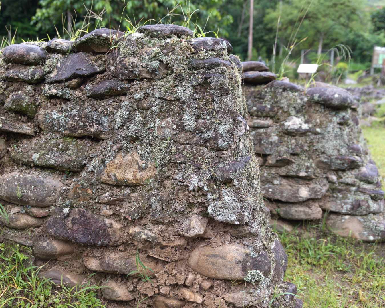 Primer plano de un antiguo muro de piedra