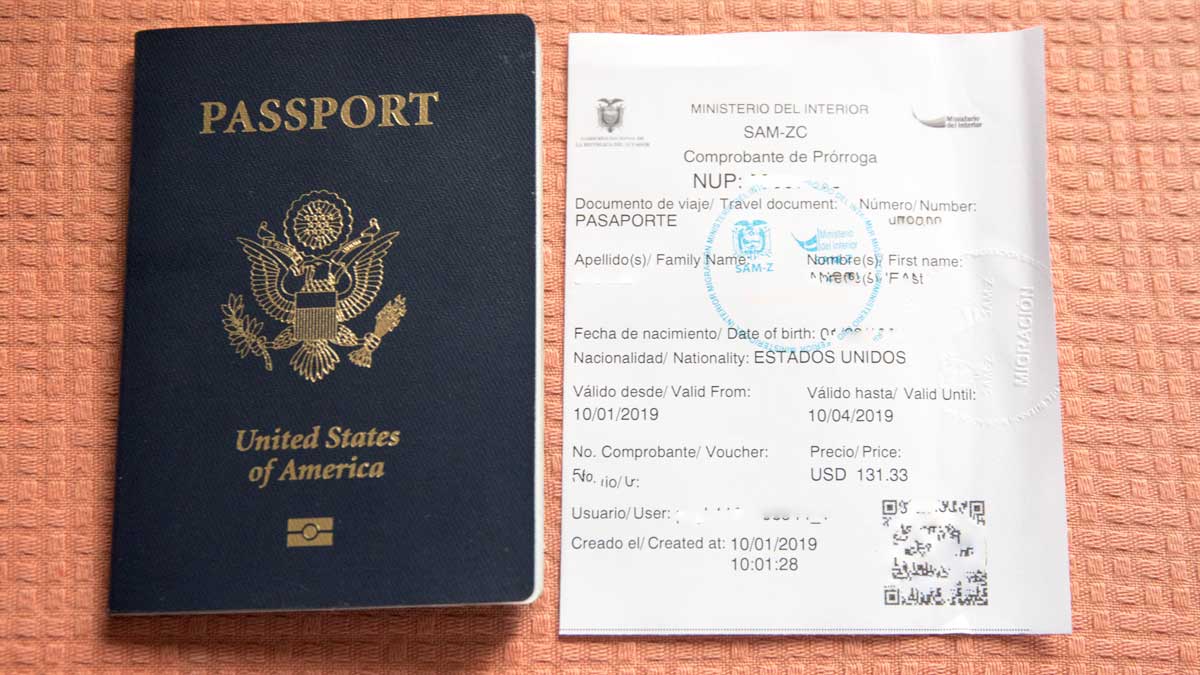 Los agentes de la policía de inmigración comprueban el pasaporte y la prórroga de visa | ©Angela Drake