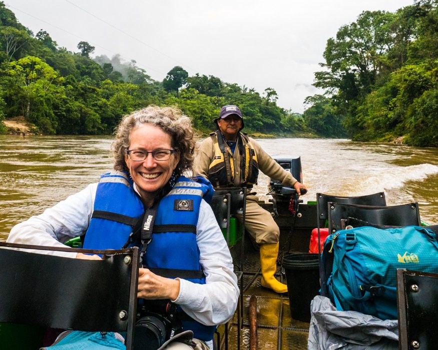 Angie en el río Nangaritza - esto fue parte de su primer viaje después de ser diagnosticado con MS